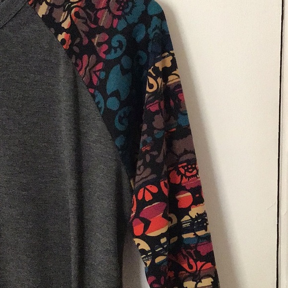 Raglan top with pattern sleeves - Picture 2 of 2